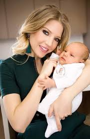 „már engem is érint ez a téma, mert én is cigány vagyok. Szabo Zsofi Vegre Megmutatta Kisfiat Cimlapon Szerepel Az 5 Hetes Mendellel Hazai Sztar Femina