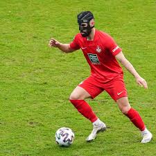 The voice of fußballer is maskuline and the article der. Kicken Mit Maske Fussballer Aus Dem Landkreis Miesbach Sind Sich Einig Amateure