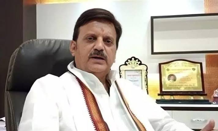MP Politics: 'चरण-वंदना और पुरानी राजनीति में उलझी है कांग्रेस..', डिप्टी सीएम राजेंद्र शुक्ल का जोरदार पलटवार - Deputy Chief Minister Shukla. - Bhaskar Top News