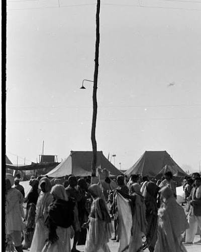 These photos from the 1954 Kumbh Mela in Allahabad (now Prayagraj) tell a story of faith, tradition, and a changing India. Over 10 million people gathered at the Triveni Sangam—the sacred meeting