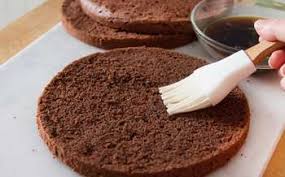 Serve a inumidire il pan di spagna e a far legare meglio la farcitura, per non avere se la torta è per i bambini potete optare per una bagna fatta con latte e cacao zuccherato: Bagna Per Dolci Torte E Pasticceria