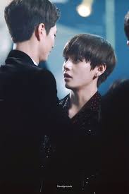 Park bo gum ve v, yakın arkadaşlar olarak bilinir ve sık sık birbirlerinin projeleri için destek gösterir, hatta birlikte seyahate çıkarlar. Cool Park Bo Gum And Kim Taehyung Ann Chovie