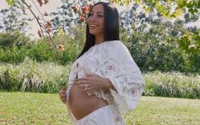 Sabrina Sato exibe barriguinha de grávida em piquenique em família
