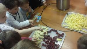 Misie i ciekawisie próbowały i rozpoznawały różne. Swiatowy Dzien Czekolady W Przedszkolu Samorzadowym W Jastkowie