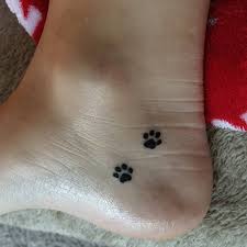 This is an interesting piece that incorporates a boot print along with two paw prints, perfectly capturing the powerful bond. Small Paw Tattoo Novocom Top