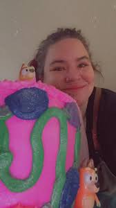 it's a bluey christmas! 🎄🎄🎄🎄 both cakes going to the same person! pink  light strong- strawberry cake with strawberry filling blue tree- chocolate  cake with ganache filling!