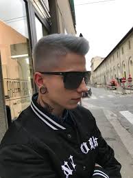 Comincia a diminuire, ossia dopo la comparsa dei primi capelli grigi indesiderati. Taglio Capelli Archivi Graffiti Hair Angelocarbone