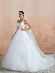 Une robe de mariée mal lacée glisse tout le temps pendant la célébration. Robe De Mariee Princesse En Dentelle Col V Lacage Sur Dos A Traine Robe De Mariage Milanoo Com