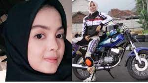 Download Gambar Lucu Rx King Gigi Ompong Tak Halangi Gadis Cantik Berhijab Ini Tekuni Hobi Balap Yamaha Rx King Bos Bkj Pernah Ditawar Gambar Lucu Lucu Gambar