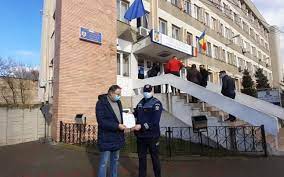 Agentul şef adjunct radu valinte, de la secţia 3 de poliţie din iaşi, a mers duminică. Un BÄƒrbat Din Iasi A GÄƒsit 5 000 De Euro Intr Un Bancomat AstÄƒzi El A Fost Chemat La SecÅ£ia De PoliÅ£ie