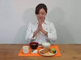 Menata ruang makan itu tidak mudah karena detil dekorasi harus selaras sehingga dapat memperkuat nuansa yang ingin. Etika Meja Makan Jepang Tensai Indonesia Etika Meja Makan Jepang