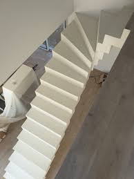 Magnifique Escalier Cremaillere D Une Salle A Manger Habille En Beton Cire Couleur Everest A Fontaine Saint Martin En En 2020 Escalier Beton Cire Escalier Contemporain