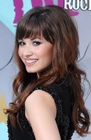 Zapnite si dlhé ofiny, zafixujte ich na zadnú časť hlavy ozdobným vlásenkom, zvyšok vlasov. Ucesy Bez Ofiny Trendy Ucesy