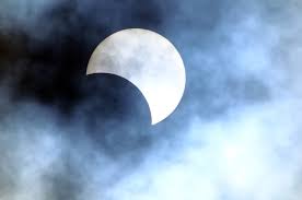 Si vous voulez l'observer, protégez vos yeux! Eclipse Solaire 2021 A Quelle Heure Et Comment L Observer Le 10 Juin