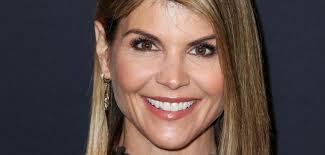 Lori Loughlin Apres Le Scandale Des Pots De Vin L Actrice E Lori Loughlin Actrice Scandale