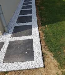 Allee Pas Japonais Dalle Gres Cerame Noir Galet Blanc Dalle Jardin Amenagement Jardin Amenagement Paysager Devant Maison