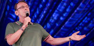 Comedian sean lock has been remembered by friend lee mack as a true original both in comedy and life. Yn2 Ggtru0uffm