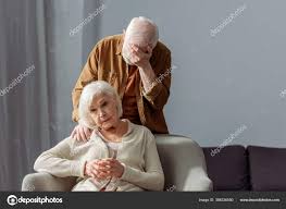 Bunalımda Olan Yaşlı Bir Adam Elinde Bir Bardak Tutarak Hasta — Stok Foto ©  HayDmitriy 386236580