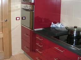 Es una empresa de fabricación de mobiliario de muebles de cocina y closet para proyectos residenciales y para empresas. Muebles De Cocina Rojo Brillo Fusteria Dipep