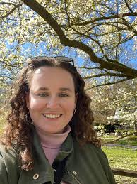 Quick question. Has anyone got any clients who own a puppy and how do you  go around this? What's the plan you set in place with the clients? Like  check ins, care,