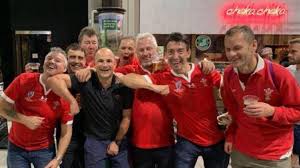 Dédiée aux passionnés de rugby les matchs étant à huis clos, vos messages seront affichés sur les murs, dans les couloirs du stade de france pour les matchs contre l'écosse et le pays de galles ! Le Rugby Francais Ne Decolere Pas Apres La Photo De L Arbitre Imitant Le Coup De Coude D Un Bleu A Un Gallois