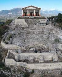 Teatro Tempio Di Pietravairano Il Luogo Dove Storia E Natura Danno Spettacolo Natura Luoghi Storia