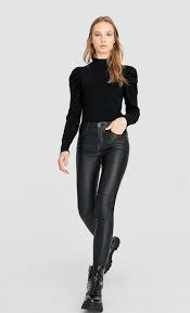 De plus, grâce la taille haute, vous pourrez portez une chemise et même un crop top avec cet habit. Pantalon Enduit Taille Haute Null Femme Stradivarius France From Pantalon Simili Cuir On 21 Buttons