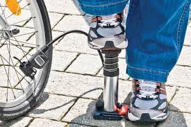 Fusspumpe Im Miniformat So Befullen Radler Und Biker Ihre Reifen Unterwegs Wieder Mit Luft Fahrrad Fahrradfahren E Bike Nachhaltigkei Radler Fahrrad Biker