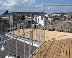 Dachzinne Mit Holzrost Und Verzinktem Gelander Fur Beschattung Oder Wascheleinen Sind Bugel In Querrichtung Zum Gelander Architektur Metallbau Bau