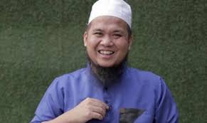 Ustaz ebit liew atau nama sebenar beliau ebit irawan bin ibrahim lew juga dikenali umum sebagai seorang ustaz berbangsa cina yang dermawan. Ustaz Ebit Liew Rugi Rm50 000 Polis Sedang Buru Suspek