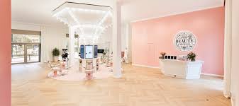The collections include furniture and equipment for hair salons, beauty salons and spas: Der Eigene Salon Carolin Skorbier Von Beauty Carousel Zeigt Wie Es Geht