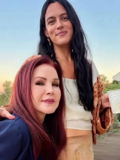 Beautiful photo @rileykeough & @priscillapresley ✨ #rileykeough # priscillapresley #familyphoto