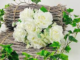Diese auflistung zeigt einen brautstrauß, der mit weißer rose, staubigen lila rosen, lila babyatmung, eukalyptus, grün/füllstoff und mit lila satinband umwickelt ist. Blumenstrauss Hochzeitsstrauss Rosen Weiss 25 Cm O Mit 7 Rosenbluten Kunstblumen Pflanzen Tewa Shop De