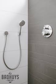 het badhuys badkamer douche tegels badkamer grijs