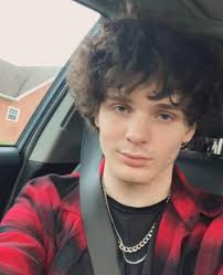 Hello looking for a moustache 18m 1500€ Max. Send me a DM Im from spain