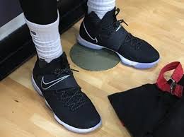 The dunkmans are always special. King James Wears New Nike Lebron Xiv 14 In Practice Nike Lebron Lebron James Shoes