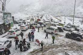 InPics | Heavy #snowfall in #Manali disrupts normal life, leaving vehicles  stranded as people brave harsh winter conditions. #HimachalPradesh #Snowfall  #Snow #Winters