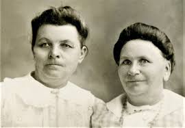 Identification of Elizabeth 'Betty' Moir and Mary Moir in a photograph