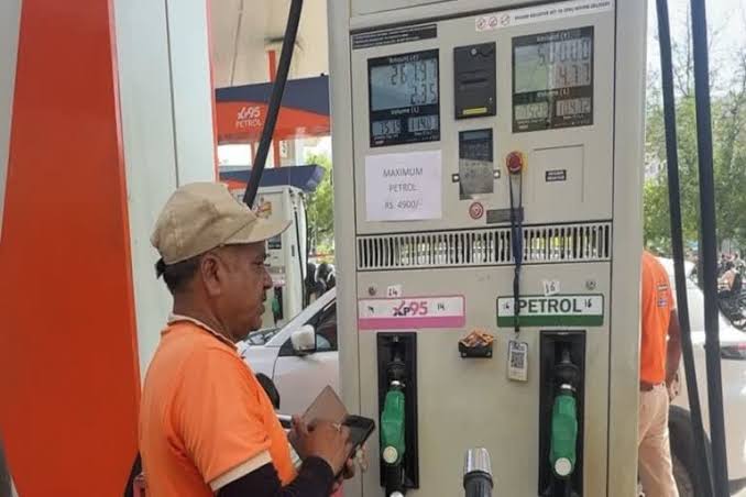 Fuel Price Hike : पेट्रोल-डीजल पर लिमिट, 4900 रुपये से ज्यादा का नहीं मिलेगा ईंधन