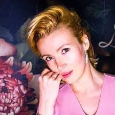 Hilary Rowland's Instagram, Twitter & Facebook