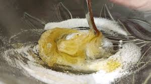 Mastile de fata cu albus de ou sunt benefice pentru femeile care vor sa scape rapid de suparatoarele puncte 5. Masca De Fata Cu Bicarbonat Lamaie Si Miere Youtube