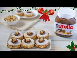 Le deliziose napoletane sono biscotti farciti con crema al burro e granella di nocciola e poi ricoperto con zucchero a velo. Deliziose Con Nutella Di Benedetta Ricetta Facile Youtube