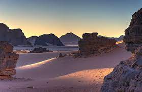 Russische landschaft mit schnee bedeckt. Algerien Adventure Top Tours