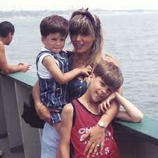 Sara subiu algumas vezes no palco com o pai tony carreira para cantar a canção hoje menina, amanhã uma mulher. Quem Esta A Dar Forca A Fernanda Antunes Depois Da Morte De Sara Carreira Nacional Flash