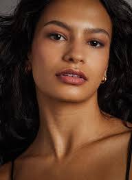 Jessica Binns's Instagram, Twitter & Facebook