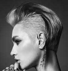 Capelli corti con ciuffo e rasatura laterale. Taglio Capelli Corti Rasato Ai Lati E Lunghi Sopra