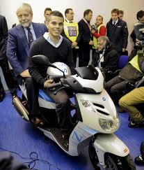Il numero uno del napoli positivo al covid. Gli Diede Un Passaggio Riceve Lo Scooter Da De Laurentiis Sky Sport