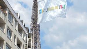 Pas de drapeau olympique géant sur la tour eiffel en raison de vents trop forts après ce petit échec, tony estanguet, le président de paris 2024, est venu discuter, au micro de france. Ox1qslgyj7ugpm