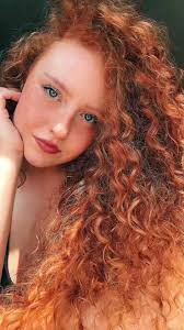 La vida de una chica pelirroja rizada