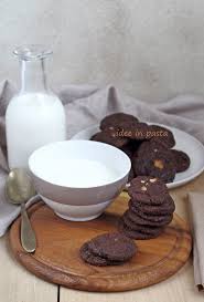 Ho perso il conto di quante volte insieme abbiamo fatto questi questi biscotti, lei li preferisce senza mandorle e ripieni di cioccolato fondente, il papà con le nocciole e la crema gianduia io, che non mangio quasi mai gli stessi biscotti. Biscotti Sable Ai Tre Cioccolati Idee In Pasta